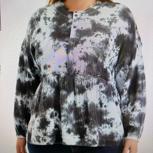 Wonderly NWT tie-dye raw edge mandarin collar babydoll top